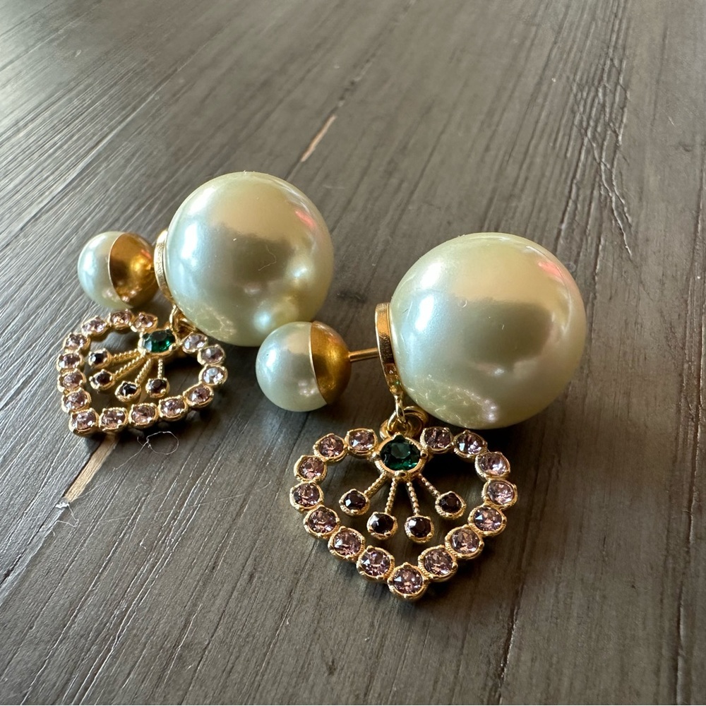 NWT - Dior Pearl Tribal Earring Gold with dangling hearts.
